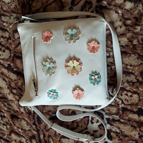 LATIQUE vegan leather crossbody - Picture 2 of 6